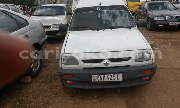 Sayi Na hannu Renault Megane Blanc Mota in Kigali a Rwanda Sayi Na hannu Renault Megane Blanc Mota in Kigali a Rwanda