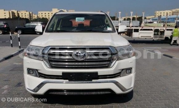 Acheter Import Voiture Toyota Land Cruiser Blanc à Import - Dubai, Rwanda Acheter Import Voiture Toyota Land Cruiser Blanc à Import - Dubai, Rwanda
