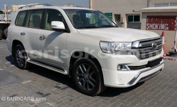 Acheter Import Voiture Toyota Land Cruiser Blanc à Import - Dubai, Rwanda Acheter Import Voiture Toyota Land Cruiser Blanc à Import - Dubai, Rwanda