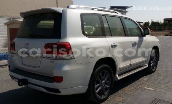 Acheter Import Voiture Toyota Land Cruiser Blanc à Import - Dubai, Rwanda Acheter Import Voiture Toyota Land Cruiser Blanc à Import - Dubai, Rwanda