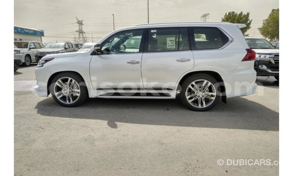 Acheter Import Voiture Lexus LX Blanc à Import - Dubai, Rwanda Acheter Import Voiture Lexus LX Blanc à Import - Dubai, Rwanda