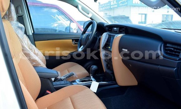 Acheter Import Voiture Toyota Fortuner Blanc à Import - Dubai, Rwanda Acheter Import Voiture Toyota Fortuner Blanc à Import - Dubai, Rwanda