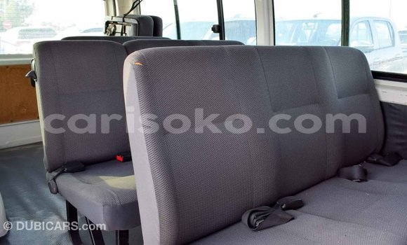 Acheter Import Voiture Toyota Hiace Blanc à Import - Dubai, Rwanda Acheter Import Voiture Toyota Hiace Blanc à Import - Dubai, Rwanda