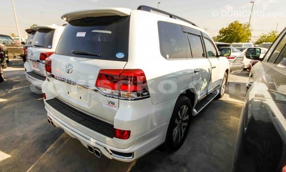 Acheter Import Voiture Toyota Land Cruiser Blanc à Import - Dubai, Rwanda Acheter Import Voiture Toyota Land Cruiser Blanc à Import - Dubai, Rwanda