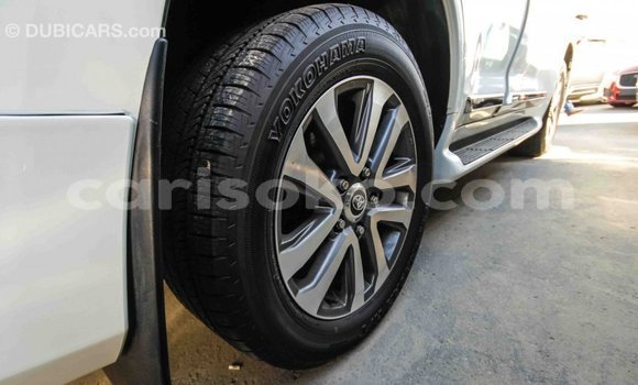 Acheter Import Voiture Toyota Land Cruiser Blanc à Import - Dubai, Rwanda Acheter Import Voiture Toyota Land Cruiser Blanc à Import - Dubai, Rwanda