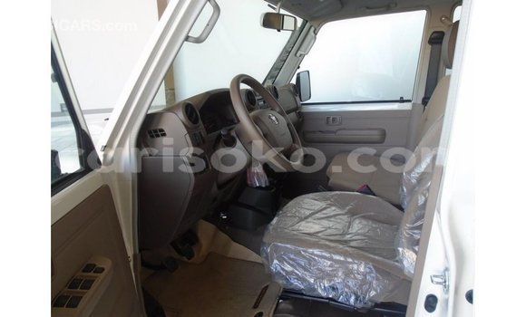 Acheter Import Voiture Toyota Land Cruiser Blanc à Import - Dubai, Rwanda Acheter Import Voiture Toyota Land Cruiser Blanc à Import - Dubai, Rwanda