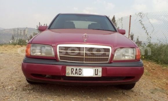 Acheter Occasion Voiture Mercedes-Benz C–Class Rouge à Gicumbi, Rwanda Acheter Occasion Voiture Mercedes-Benz C–Class Rouge à Gicumbi, Rwanda