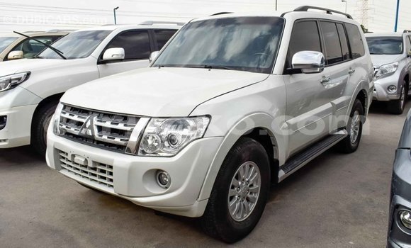 Acheter Import Voiture Mitsubishi Pajero Blanc à Import - Dubai, Rwanda Acheter Import Voiture Mitsubishi Pajero Blanc à Import - Dubai, Rwanda