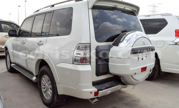 Acheter Import Voiture Mitsubishi Pajero Blanc à Import - Dubai, Rwanda Acheter Import Voiture Mitsubishi Pajero Blanc à Import - Dubai, Rwanda