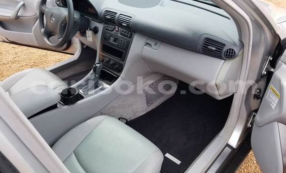 Sayi Na hannu Mercedes-Benz C-klasse Gris Mota in Kigali a Rwanda Sayi Na hannu Mercedes-Benz C-klasse Gris Mota in Kigali a Rwanda