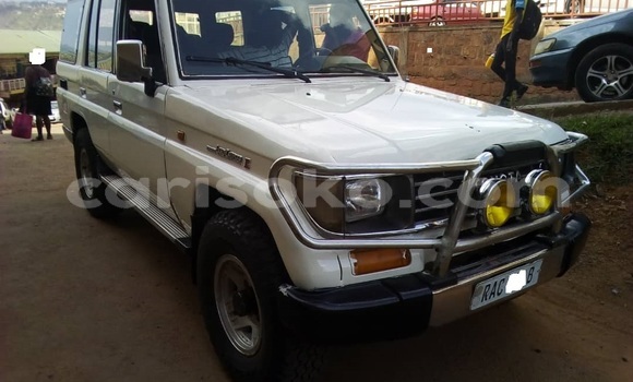 Sayi Na hannu Toyota Prado Blanc Mota in Kigali a Rwanda Sayi Na hannu Toyota Prado Blanc Mota in Kigali a Rwanda
