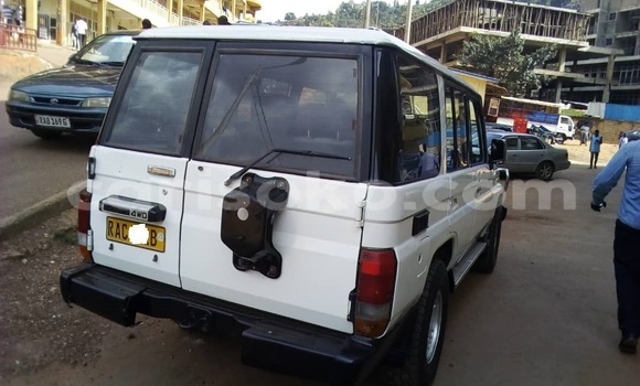 Sayi Na hannu Toyota Prado Blanc Mota in Kigali a Rwanda Sayi Na hannu Toyota Prado Blanc Mota in Kigali a Rwanda