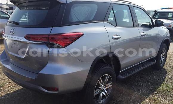 Sayi Na hannu Toyota Fortuner Beige Mota in Kigali a Rwanda Sayi Na hannu Toyota Fortuner Beige Mota in Kigali a Rwanda