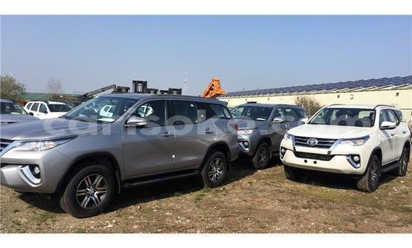 Sayi Na hannu Toyota Fortuner Beige Mota in Kigali a Rwanda Sayi Na hannu Toyota Fortuner Beige Mota in Kigali a Rwanda