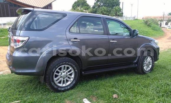 Sayi Na hannu Toyota Fortuner Beige Mota in Kigali a Rwanda Sayi Na hannu Toyota Fortuner Beige Mota in Kigali a Rwanda