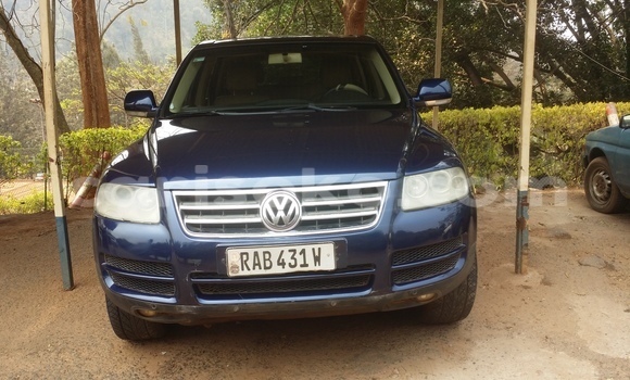 اشتري مستعمل Volkswagen Touareg Bleu سيارة في Kigali في Rwanda