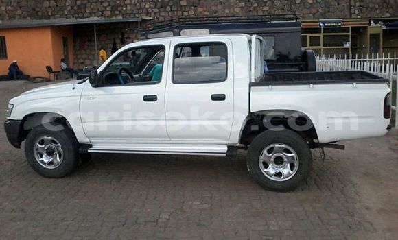 Acheter Occasion Voiture Toyota Hilux Blanc à Gicumbi au Rwanda Acheter Occasion Voiture Toyota Hilux Blanc à Gicumbi au Rwanda