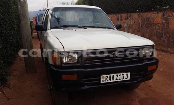 Acheter Occasion Voiture Toyota Hilux Blanc à Gicumbi au Rwanda Acheter Occasion Voiture Toyota Hilux Blanc à Gicumbi au Rwanda