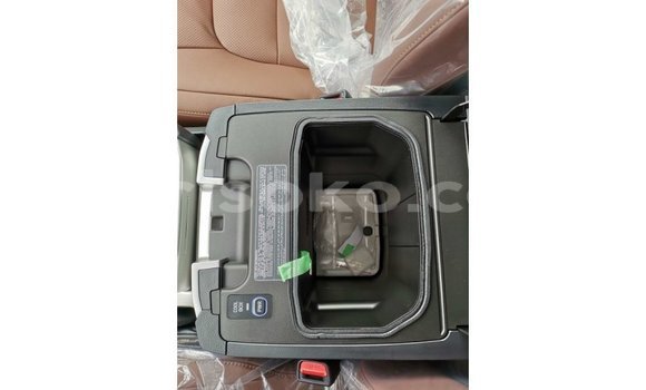 Acheter Import Voiture Toyota Land Cruiser Blanc à Import - Dubai, Rwanda Acheter Import Voiture Toyota Land Cruiser Blanc à Import - Dubai, Rwanda