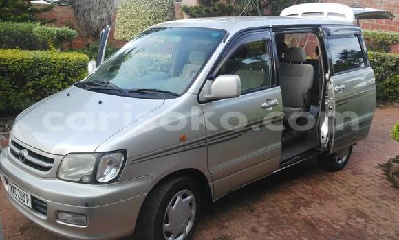 Acheter Occasion Voiture Toyota Noah Gris à Kigali au Rwanda Acheter Occasion Voiture Toyota Noah Gris à Kigali au Rwanda