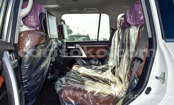 Acheter Import Voiture Toyota Land Cruiser Blanc à Import - Dubai, Rwanda Acheter Import Voiture Toyota Land Cruiser Blanc à Import - Dubai, Rwanda
