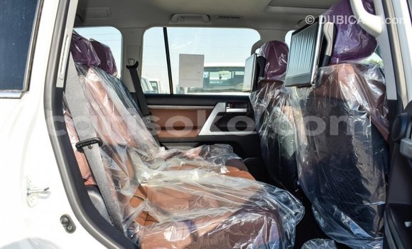 Acheter Import Voiture Toyota Land Cruiser Blanc à Import - Dubai, Rwanda Acheter Import Voiture Toyota Land Cruiser Blanc à Import - Dubai, Rwanda