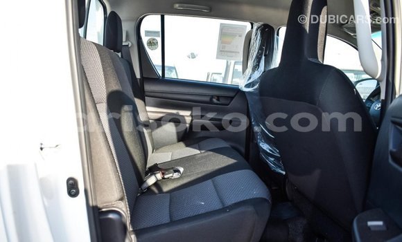 Sayi Imported Toyota Hilux Blanc Mota in Import - Dubai a Rwanda Sayi Imported Toyota Hilux Blanc Mota in Import - Dubai a Rwanda