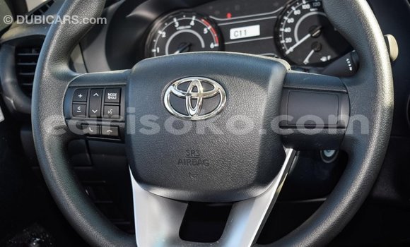Sayi Imported Toyota Hilux Blanc Mota in Import - Dubai a Rwanda Sayi Imported Toyota Hilux Blanc Mota in Import - Dubai a Rwanda