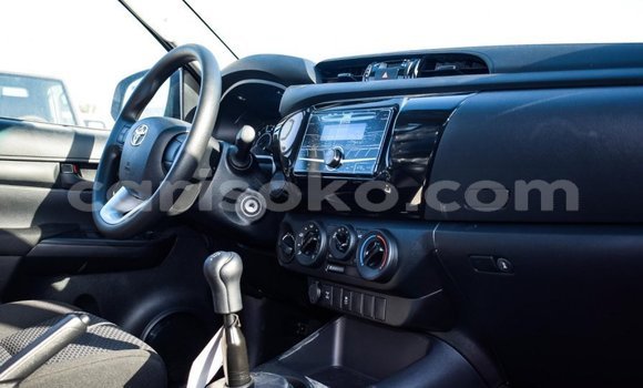 Sayi Imported Toyota Hilux Blanc Mota in Import - Dubai a Rwanda Sayi Imported Toyota Hilux Blanc Mota in Import - Dubai a Rwanda