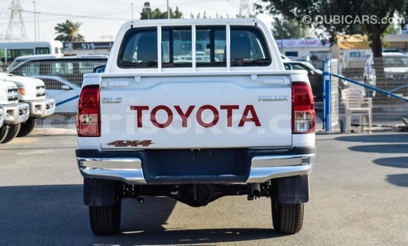 Sayi Imported Toyota Hilux Blanc Mota in Import - Dubai a Rwanda Sayi Imported Toyota Hilux Blanc Mota in Import - Dubai a Rwanda