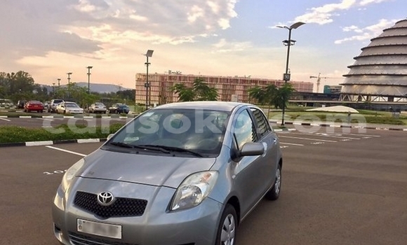 Acheter Occasion Voiture Toyota Yaris Gris à Kigali au Rwanda Acheter Occasion Voiture Toyota Yaris Gris à Kigali au Rwanda