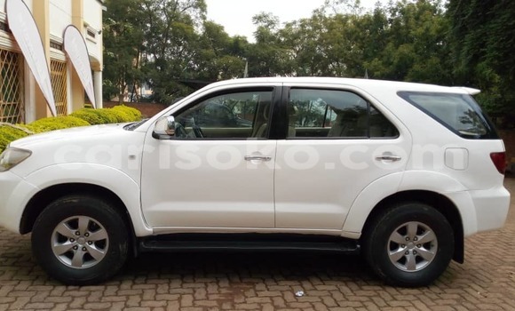 اشتري مستعمل Toyota Fortuner Blanc سيارة في Kigali في Rwanda اشتري مستعمل Toyota Fortuner Blanc سيارة في Kigali في Rwanda