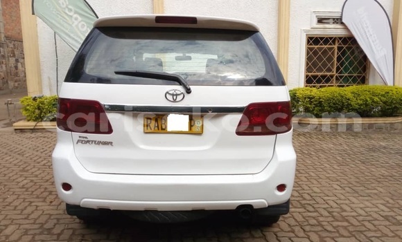 اشتري مستعمل Toyota Fortuner Blanc سيارة في Kigali في Rwanda اشتري مستعمل Toyota Fortuner Blanc سيارة في Kigali في Rwanda