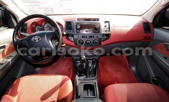 Acheter Import Voiture Toyota Hilux Rouge à Import - Dubai, Rwanda Acheter Import Voiture Toyota Hilux Rouge à Import - Dubai, Rwanda