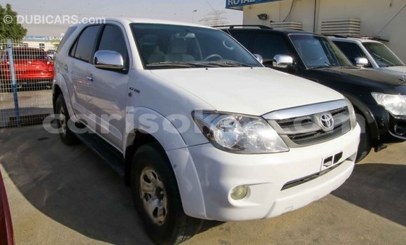 Acheter Import Voiture Toyota Fortuner Blanc à Import - Dubai, Rwanda Acheter Import Voiture Toyota Fortuner Blanc à Import - Dubai, Rwanda