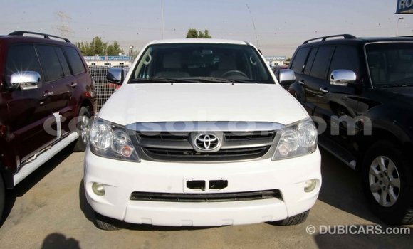 Acheter Import Voiture Toyota Fortuner Blanc à Import - Dubai, Rwanda Acheter Import Voiture Toyota Fortuner Blanc à Import - Dubai, Rwanda