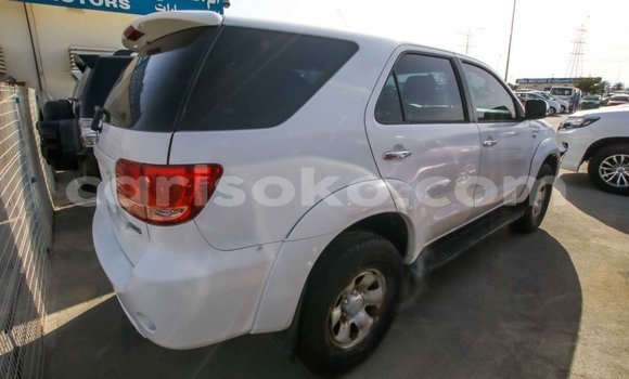 Acheter Import Voiture Toyota Fortuner Blanc à Import - Dubai, Rwanda Acheter Import Voiture Toyota Fortuner Blanc à Import - Dubai, Rwanda