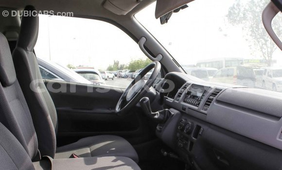 Acheter Import Voiture Toyota Hiace Blanc à Import - Dubai, Rwanda Acheter Import Voiture Toyota Hiace Blanc à Import - Dubai, Rwanda