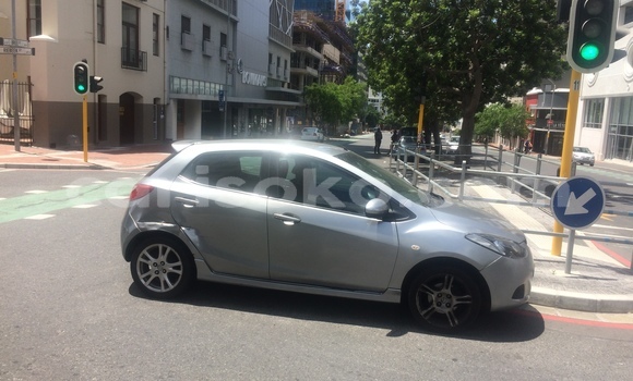 اشتري مستعمل Mazda Mazda 2 Gris سيارة في Kigali في Rwanda