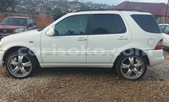 Acheter Occasion Voiture Mercedes-Benz 190 Blanc à Kigali, Rwanda Acheter Occasion Voiture Mercedes-Benz 190 Blanc à Kigali, Rwanda
