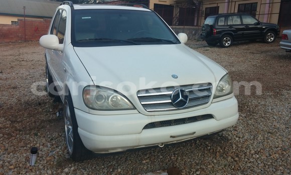 Acheter Occasion Voiture Mercedes-Benz 190 Blanc à Kigali, Rwanda Acheter Occasion Voiture Mercedes-Benz 190 Blanc à Kigali, Rwanda