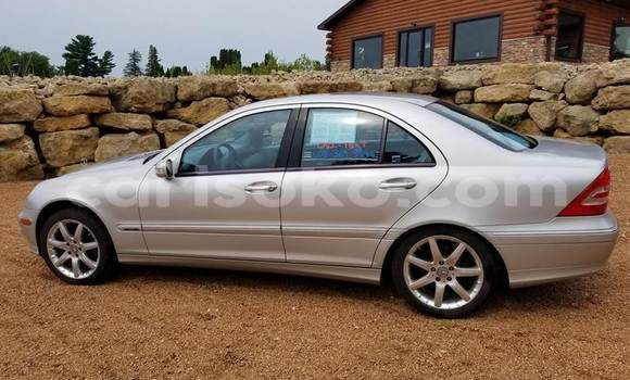 Sayi Na hannu Mercedes-Benz C–Class Beige Mota in Kigali a Rwanda Sayi Na hannu Mercedes-Benz C–Class Beige Mota in Kigali a Rwanda