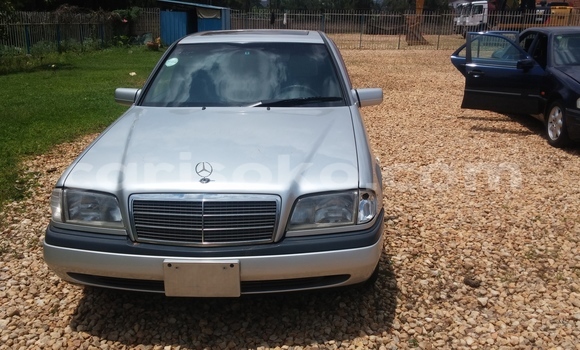 Acheter Neuf Voiture Mercedes-Benz C–Class Blanc à Kigali, Rwanda Acheter Neuf Voiture Mercedes-Benz C–Class Blanc à Kigali, Rwanda