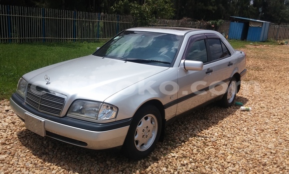 Acheter Neuf Voiture Mercedes-Benz C–Class Blanc à Kigali, Rwanda Acheter Neuf Voiture Mercedes-Benz C–Class Blanc à Kigali, Rwanda