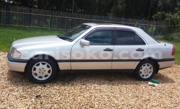 Acheter Neuf Voiture Mercedes-Benz C–Class Blanc à Kigali, Rwanda Acheter Neuf Voiture Mercedes-Benz C–Class Blanc à Kigali, Rwanda