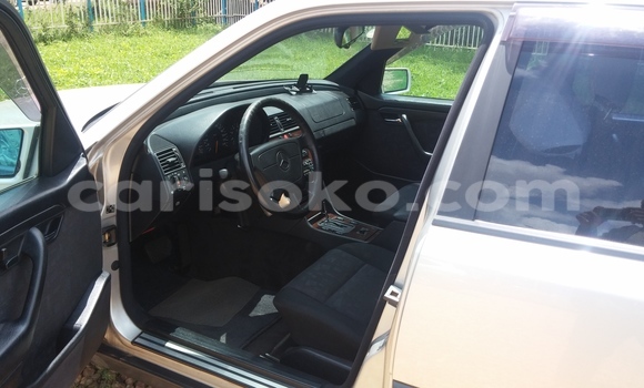 Acheter Neuf Voiture Mercedes-Benz C–Class Blanc à Kigali, Rwanda Acheter Neuf Voiture Mercedes-Benz C–Class Blanc à Kigali, Rwanda