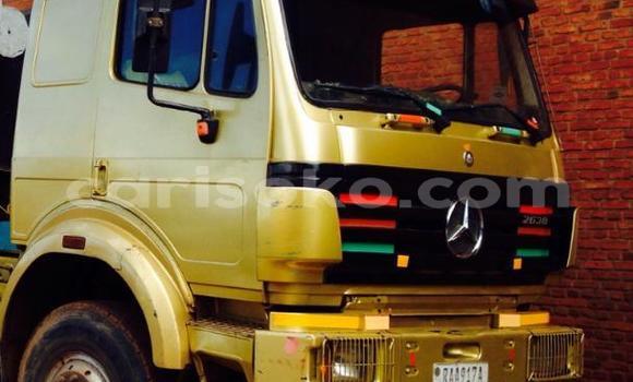 Acheter Occasion Utilitaire Mercedes‒Benz Truck Beige à Kigali, Rwanda