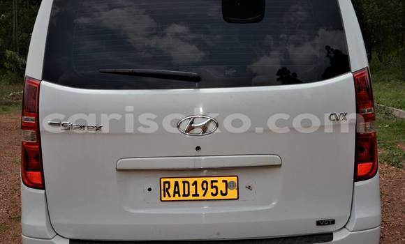 Acheter Occasion Voiture Hyundai Grand Starex Blanc à Gicumbi au Rwanda Acheter Occasion Voiture Hyundai Grand Starex Blanc à Gicumbi au Rwanda