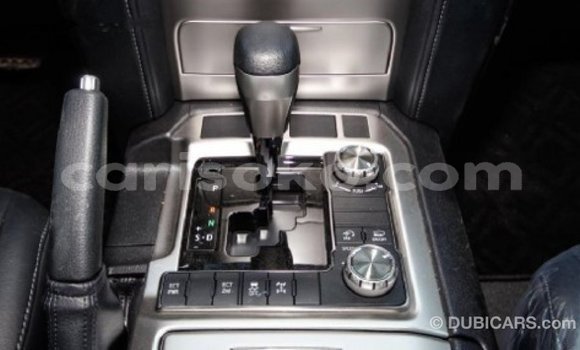 Acheter Import Voiture Toyota Land Cruiser Blanc à Import - Dubai, Rwanda Acheter Import Voiture Toyota Land Cruiser Blanc à Import - Dubai, Rwanda