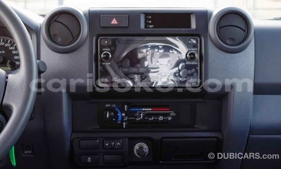 Acheter Import Voiture Toyota Pickup Blanc à Import - Dubai, Rwanda Acheter Import Voiture Toyota Pickup Blanc à Import - Dubai, Rwanda